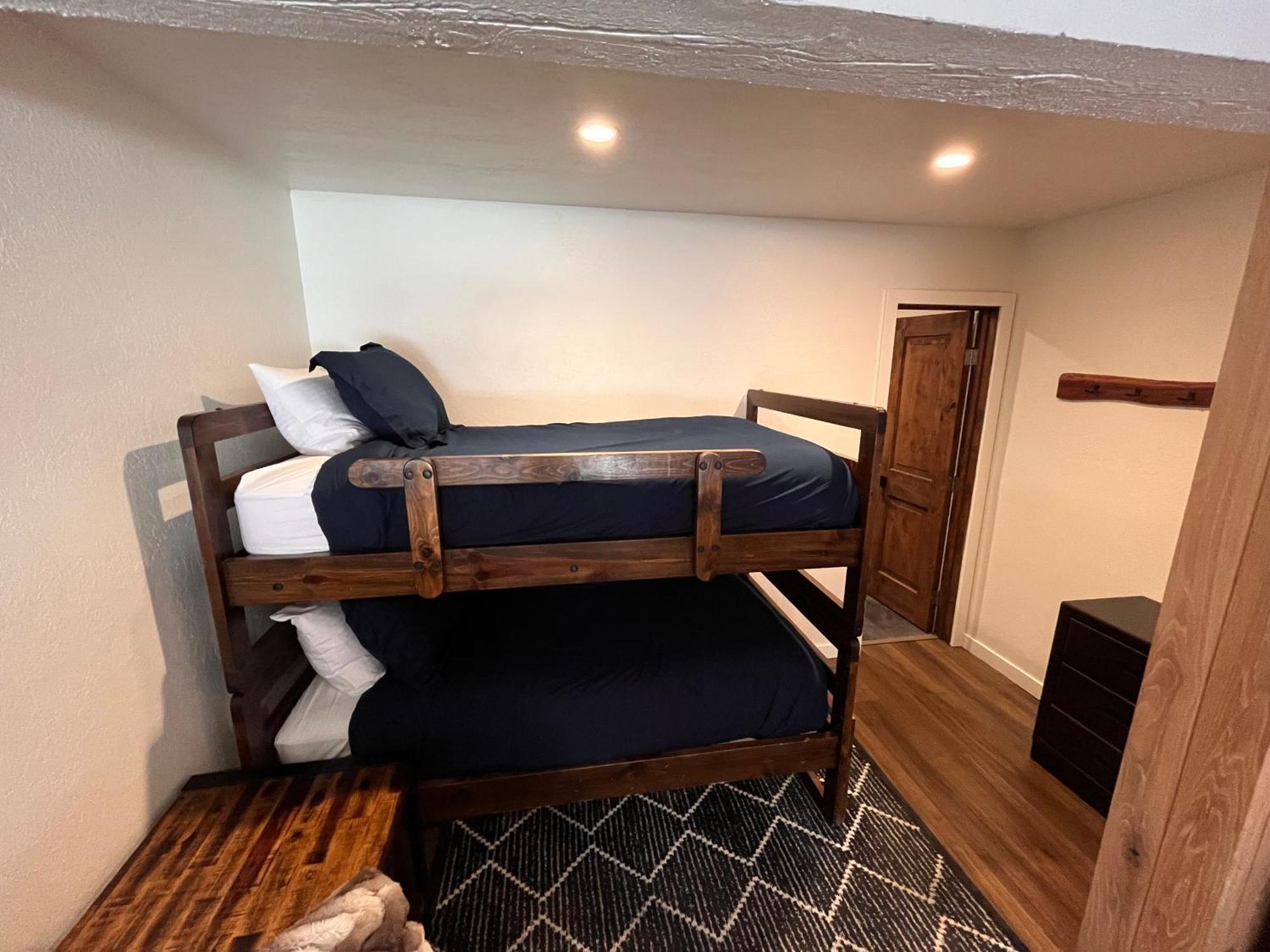 Tastefully Remodeled Condo At Mammoth Ski & Racquet Club, Hot Tub, Garage, 10 Min Walk To Ski Lifts Mammoth Lakes Buitenkant foto