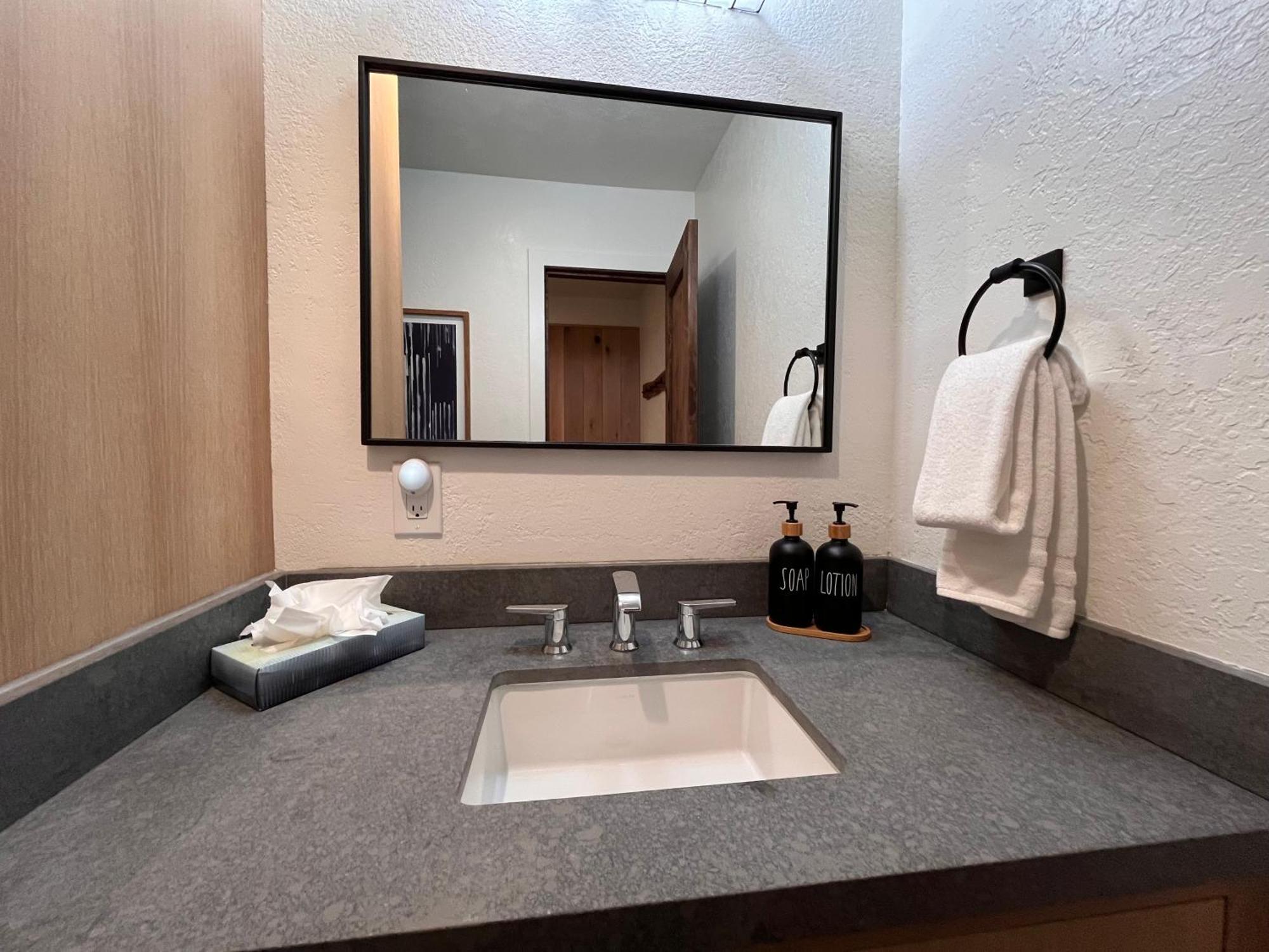 Tastefully Remodeled Condo At Mammoth Ski & Racquet Club, Hot Tub, Garage, 10 Min Walk To Ski Lifts Mammoth Lakes Buitenkant foto